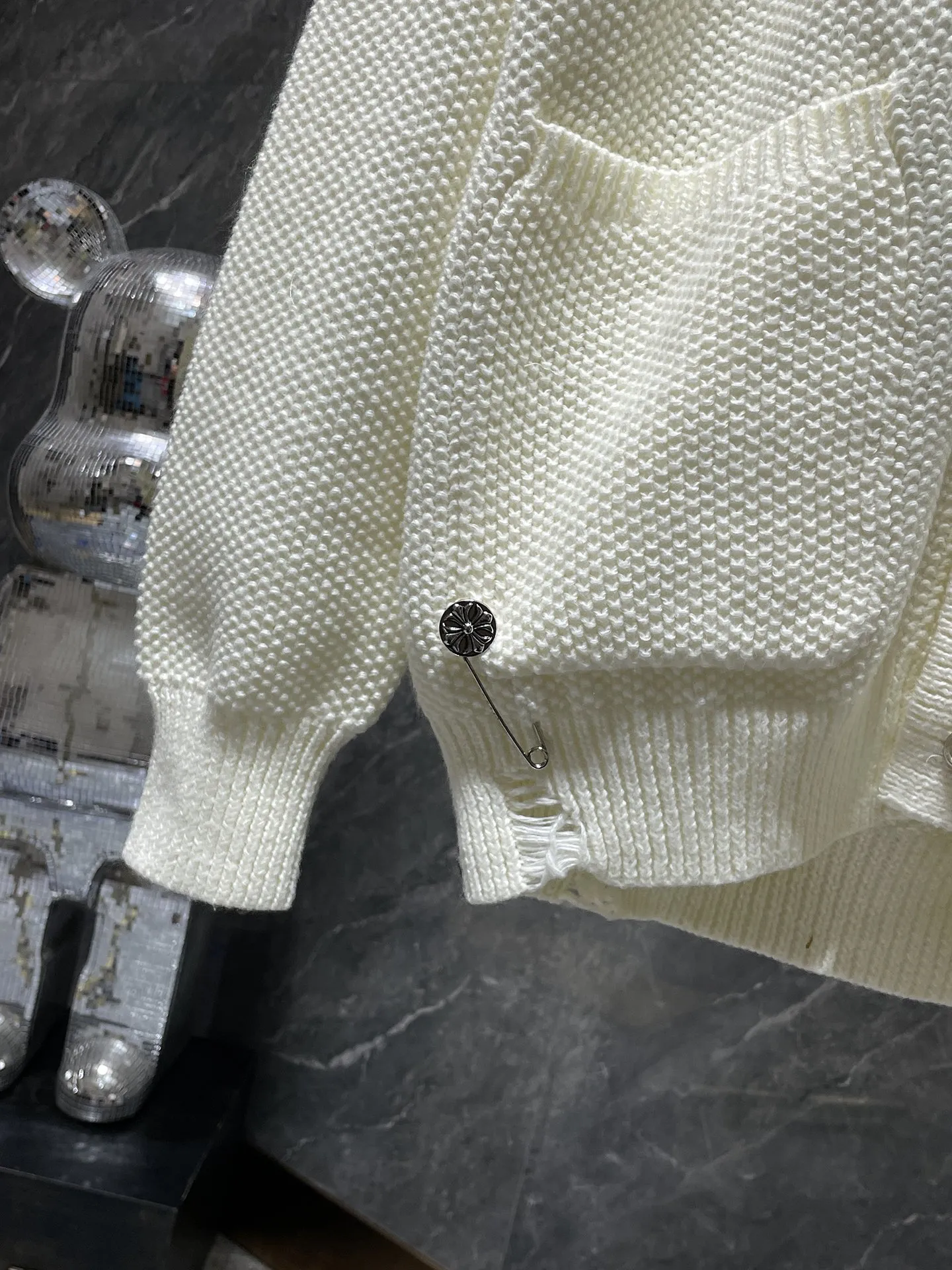P296 Chrome Hearts sweater series Banana collar wool and leather silver button cardigan Single-breasted placket design All made of leather webbing Customized Chrome Hearts hardware buttons ➕ Leather logo embroidery on the chest Selected high-quality wool and 100% pure cotton knitted fabrics Not the ordinary version on the market! ! Recommended colors: black, white, gray Size: S, M, L, XL